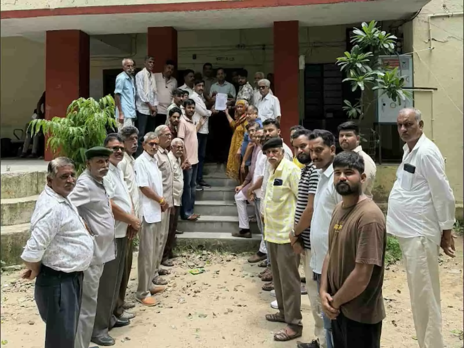 तस्वीर में फतहनगर तहसील कार्यालय के बाहर ज्ञापन सौंपते हुए महाराणा प्रताप क्षत्रिय समाज संस्थान के लोग। तस्वीर में फतहनगर तहसील कार्यालय के बाहर ज्ञापन सौंपते हुए महाराणा प्रताप क्षत्रिय समाज संस्थान के लोग।