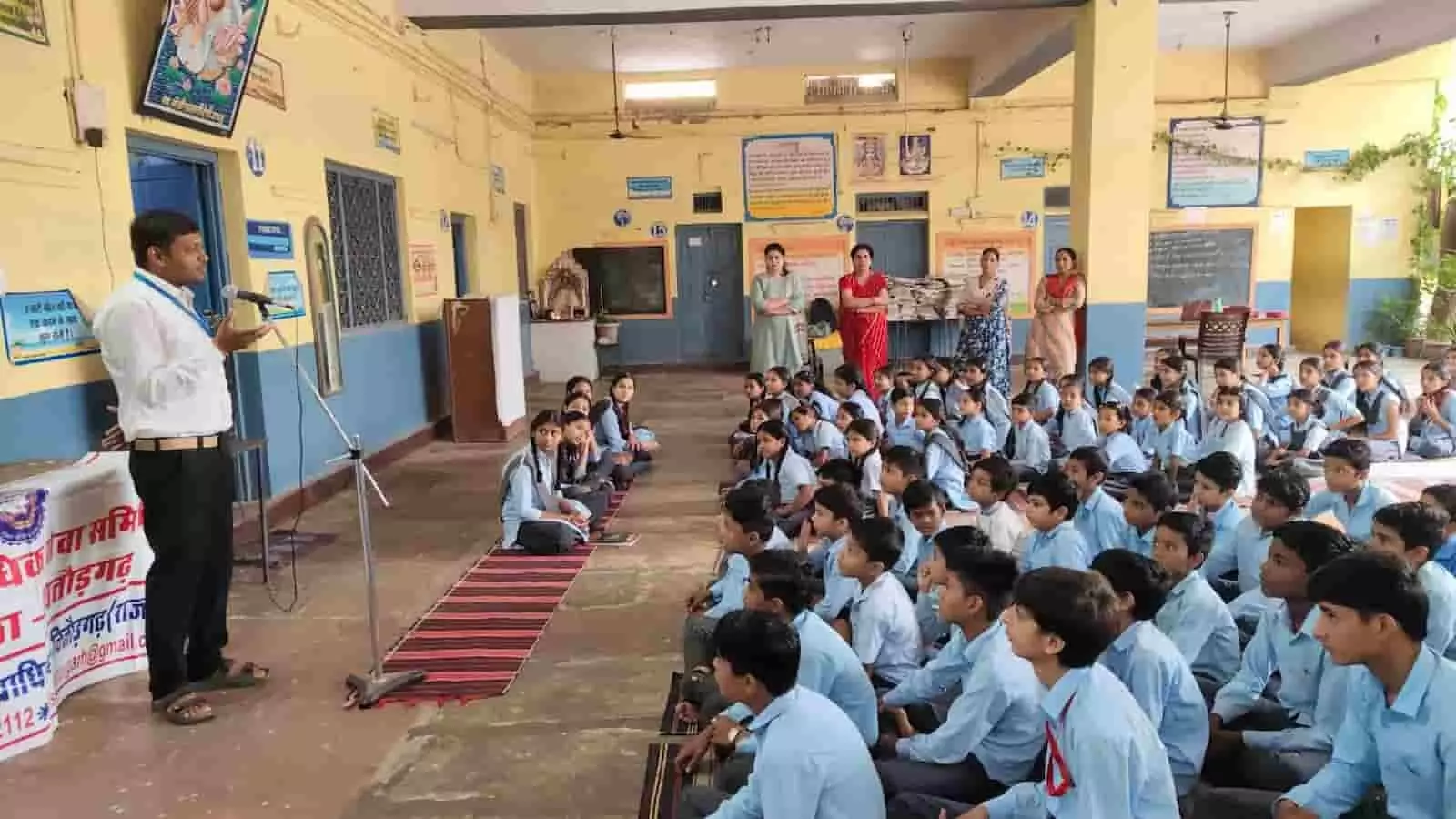 विद्यालय परिसर में आयोजित विधिक जागरूकता शिविर के दौरान बैठे हुए विद्यार्थी और वक्ता। विद्यालय परिसर में आयोजित विधिक जागरूकता शिविर के दौरान बैठे हुए विद्यार्थी और वक्ता।