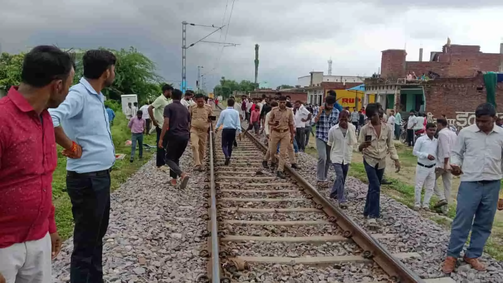 रेलवे ट्रैक पर पुलिस और स्थानीय लोग मानीमऊ में खड़े हैं। रेलवे ट्रैक पर पुलिस और स्थानीय लोग मानीमऊ में खड़े हैं।