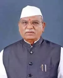 तस्वीर में राज्यपाल हरिभाऊ बागड़े सफेद टोपी और औपचारिक पोशाक में दिखाई दे रहे हैं। तस्वीर में राज्यपाल हरिभाऊ बागड़े सफेद टोपी और औपचारिक पोशाक में दिखाई दे रहे हैं।