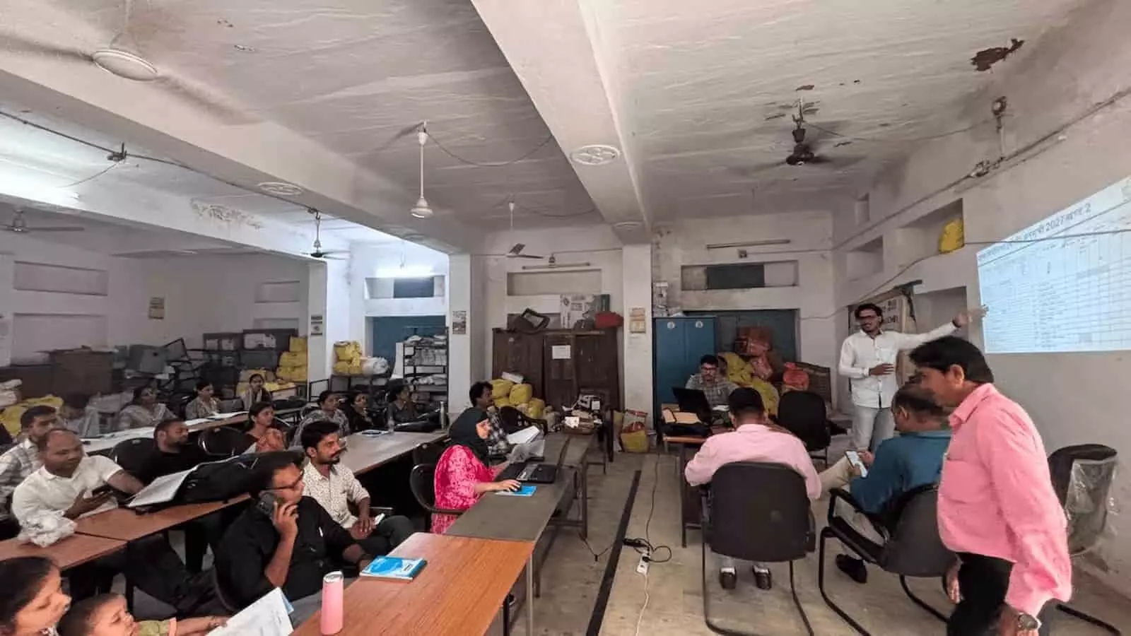 सलूंबर कलेक्ट्रेट कक्ष में अधिकारी चुनाव तैयारियों की समीक्षा बैठक करते हुए। सलूंबर कलेक्ट्रेट कक्ष में अधिकारी चुनाव तैयारियों की समीक्षा बैठक करते हुए।