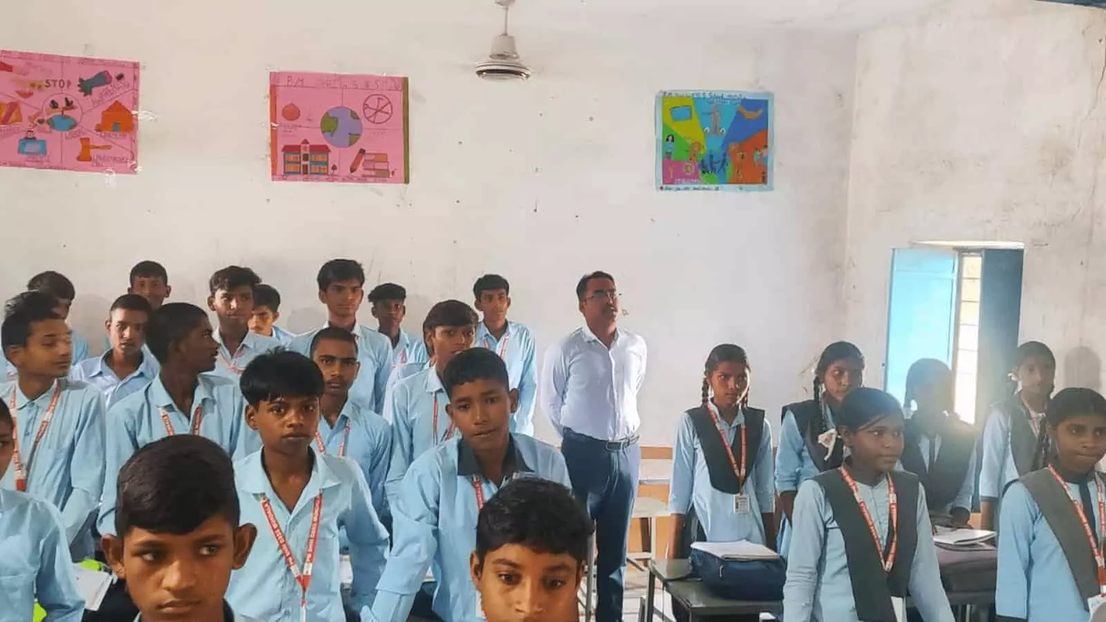 तस्वीर में जिला कलक्टर मुंडला स्कूल के कक्षा कक्ष में विद्यार्थियों के साथ नजर आ रहे हैं। तस्वीर में जिला कलक्टर मुंडला स्कूल के कक्षा कक्ष में विद्यार्थियों के साथ नजर आ रहे हैं।