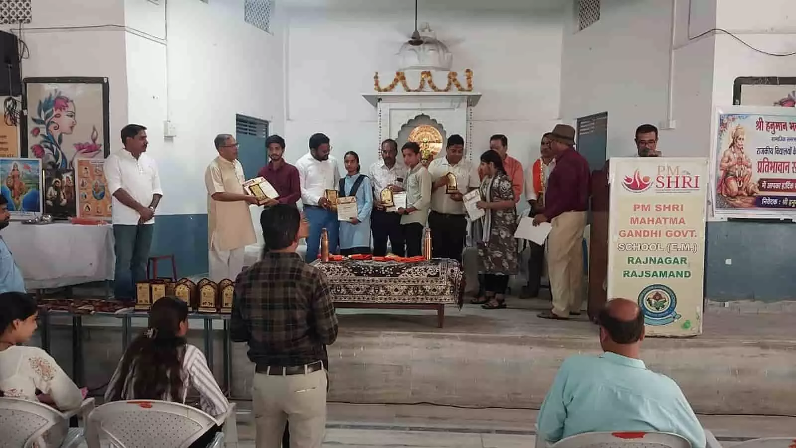 राजनगर के विद्यालय में अतिथिगण मेधावी विद्यार्थियों को सम्मानित करते हुए। राजनगर के विद्यालय में अतिथिगण मेधावी विद्यार्थियों को सम्मानित करते हुए।