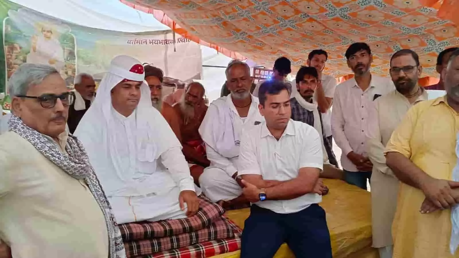 तस्वीर में भैराना धाम आंदोलन की समाप्ति पर चर्चा करते संत समाज और अधिकारी। तस्वीर में भैराना धाम आंदोलन की समाप्ति पर चर्चा करते संत समाज और अधिकारी।