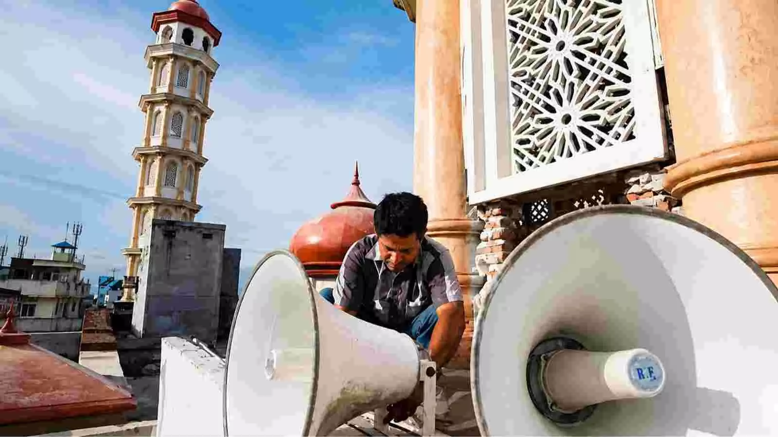 लाउडस्पीकर हटा रहा एक व्यक्ति धार्मिक स्थल पर पश्चिम बंगाल में ध्वनि प्रदूषण नियमों के तहत। लाउडस्पीकर हटा रहा एक व्यक्ति धार्मिक स्थल पर पश्चिम बंगाल में ध्वनि प्रदूषण नियमों के तहत।