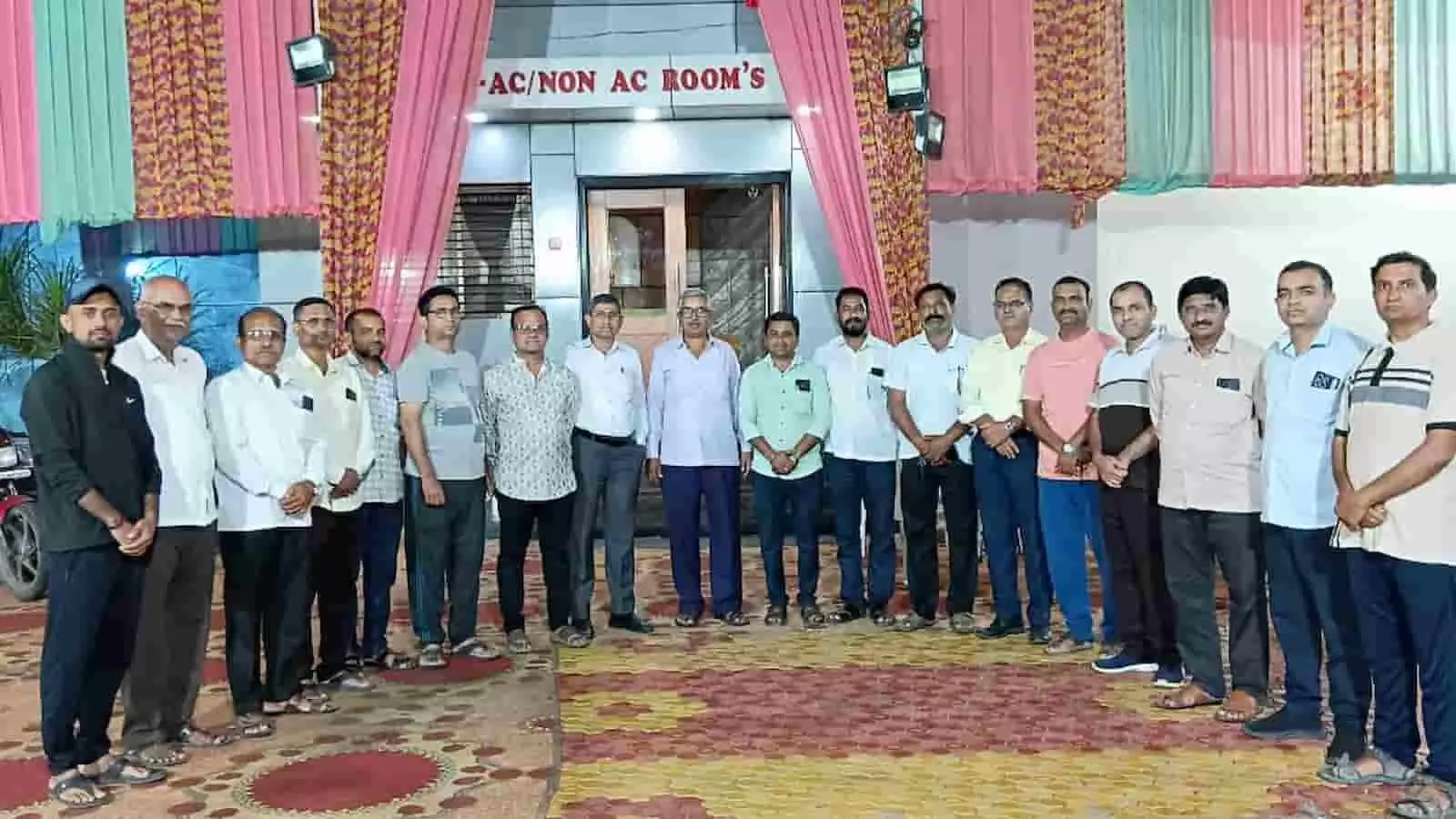 तस्वीर में अहिल्या लॉन्स शिरपूर के बाहर बैठक में उपस्थित धनगर समाज कर्मचारी मंच के सदस्य दिख रहे हैं। तस्वीर में अहिल्या लॉन्स शिरपूर के बाहर बैठक में उपस्थित धनगर समाज कर्मचारी मंच के सदस्य दिख रहे हैं।