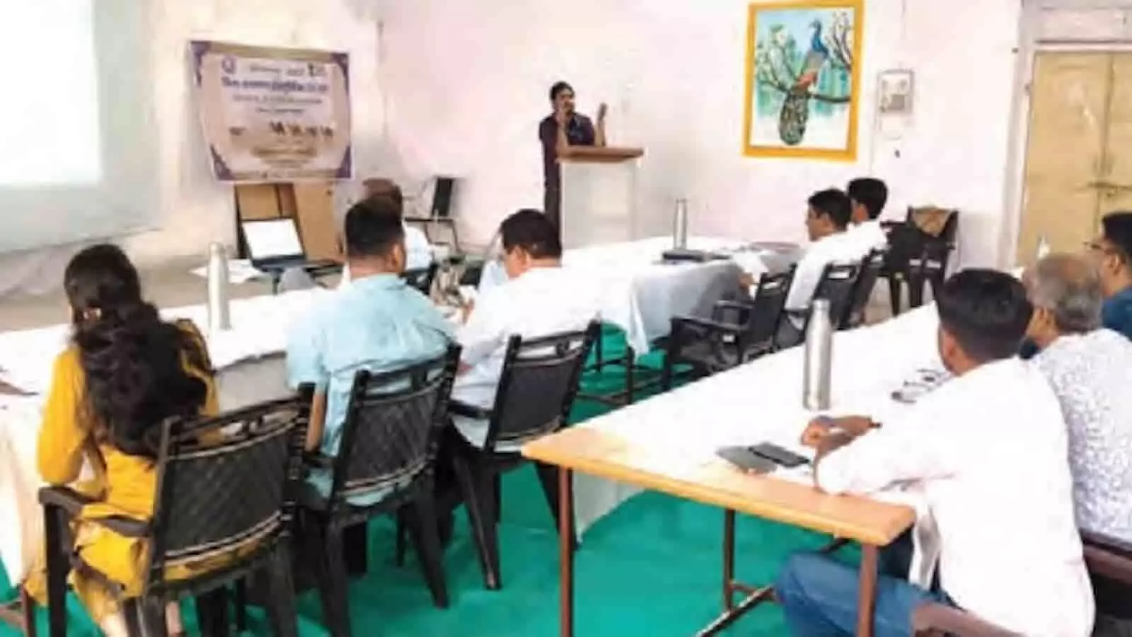 तस्वीर में सवाई माधोपुर में जनगणना-2027 के प्रशिक्षण सत्र के दौरान बैठे हुए अधिकारी दिख रहे हैं। तस्वीर में सवाई माधोपुर में जनगणना-2027 के प्रशिक्षण सत्र के दौरान बैठे हुए अधिकारी दिख रहे हैं।