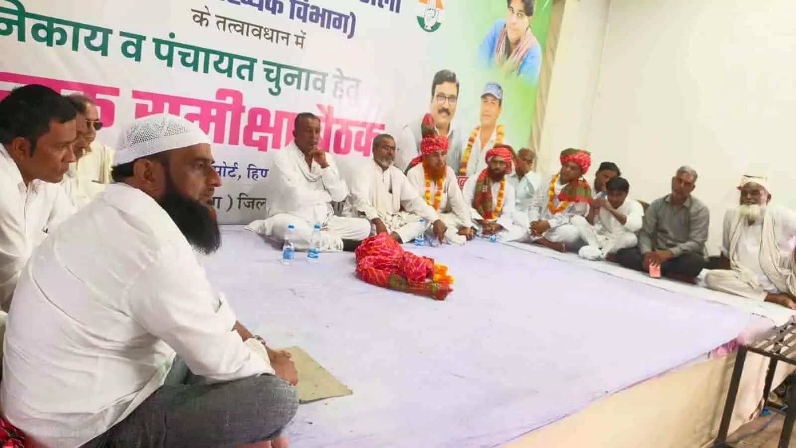 तस्वीर में हिंडौन के सन्नी रिसोर्ट में कांग्रेस अल्पसंख्यक विभाग की बैठक में बैठे लोग दिख रहे हैं। तस्वीर में हिंडौन के सन्नी रिसोर्ट में कांग्रेस अल्पसंख्यक विभाग की बैठक में बैठे लोग दिख रहे हैं।