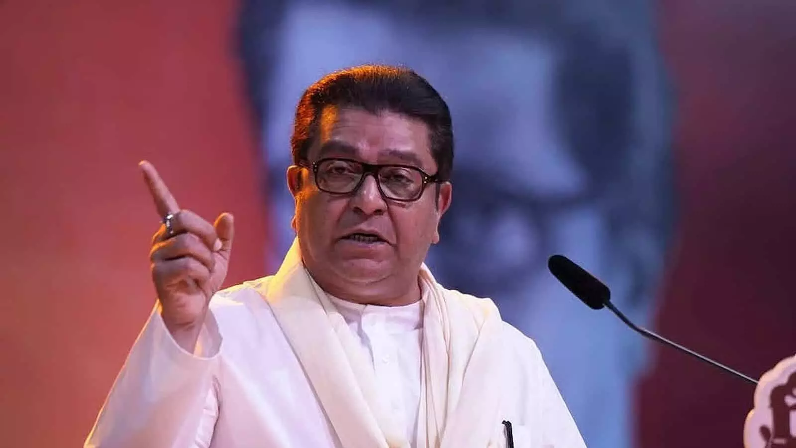 तस्वीर में राज ठाकरे माइक के सामने खड़े होकर बात करते हुए दिख रहे हैं। तस्वीर में राज ठाकरे माइक के सामने खड़े होकर बात करते हुए दिख रहे हैं।