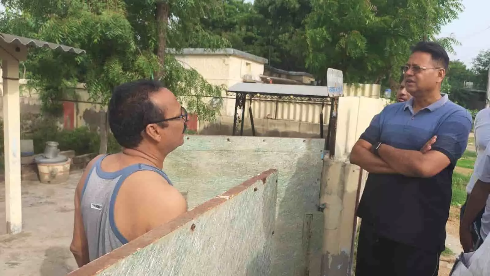 तस्वीर में रेलवे अधिकारी गांधीधाम रेलवे कॉलोनी में निरीक्षण करते हुए दिखाई दे रहे हैं। तस्वीर में रेलवे अधिकारी गांधीधाम रेलवे कॉलोनी में निरीक्षण करते हुए दिखाई दे रहे हैं।