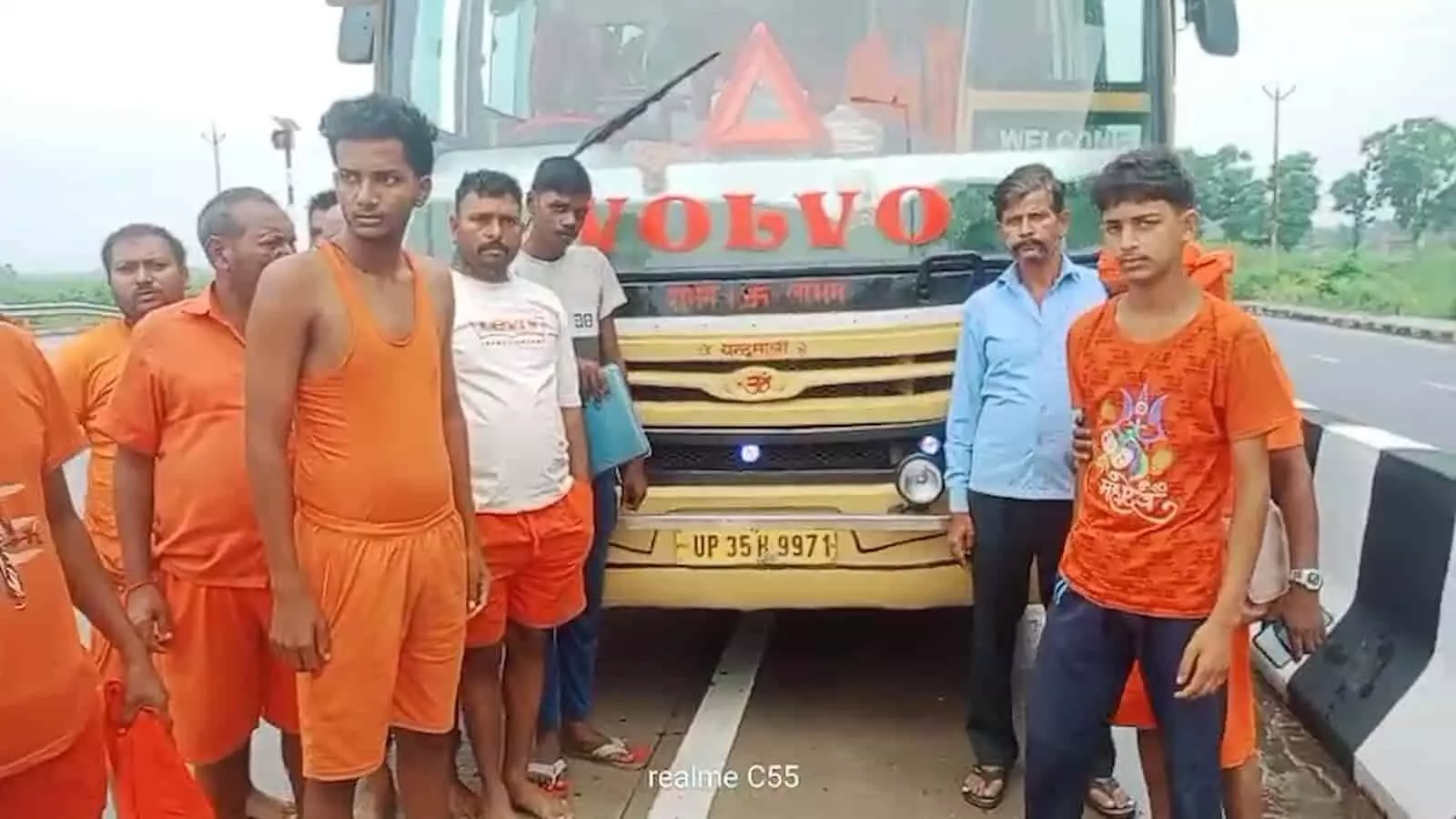 तस्वीर में बस के सामने खड़े कांवड़िये और लोग कन्नौज में नजर आ रहे हैं। तस्वीर में बस के सामने खड़े कांवड़िये और लोग कन्नौज में नजर आ रहे हैं।