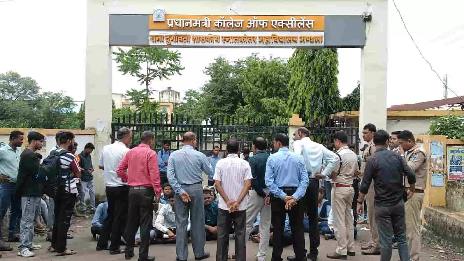 तस्वीर में मंडला कॉलेज के प्रांगण में जमीन पर बैठे हुए छात्र नजर आ रहे हैं। तस्वीर में मंडला कॉलेज के प्रांगण में जमीन पर बैठे हुए छात्र नजर आ रहे हैं।