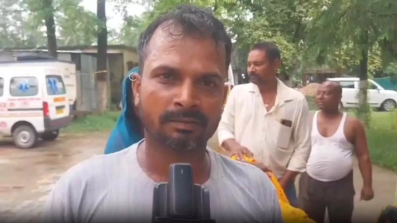 तस्वीर में सीतामढ़ी में एक स्थानीय व्यक्ति माइक के सामने बात करते दिख रहा है। तस्वीर में सीतामढ़ी में एक स्थानीय व्यक्ति माइक के सामने बात करते दिख रहा है।