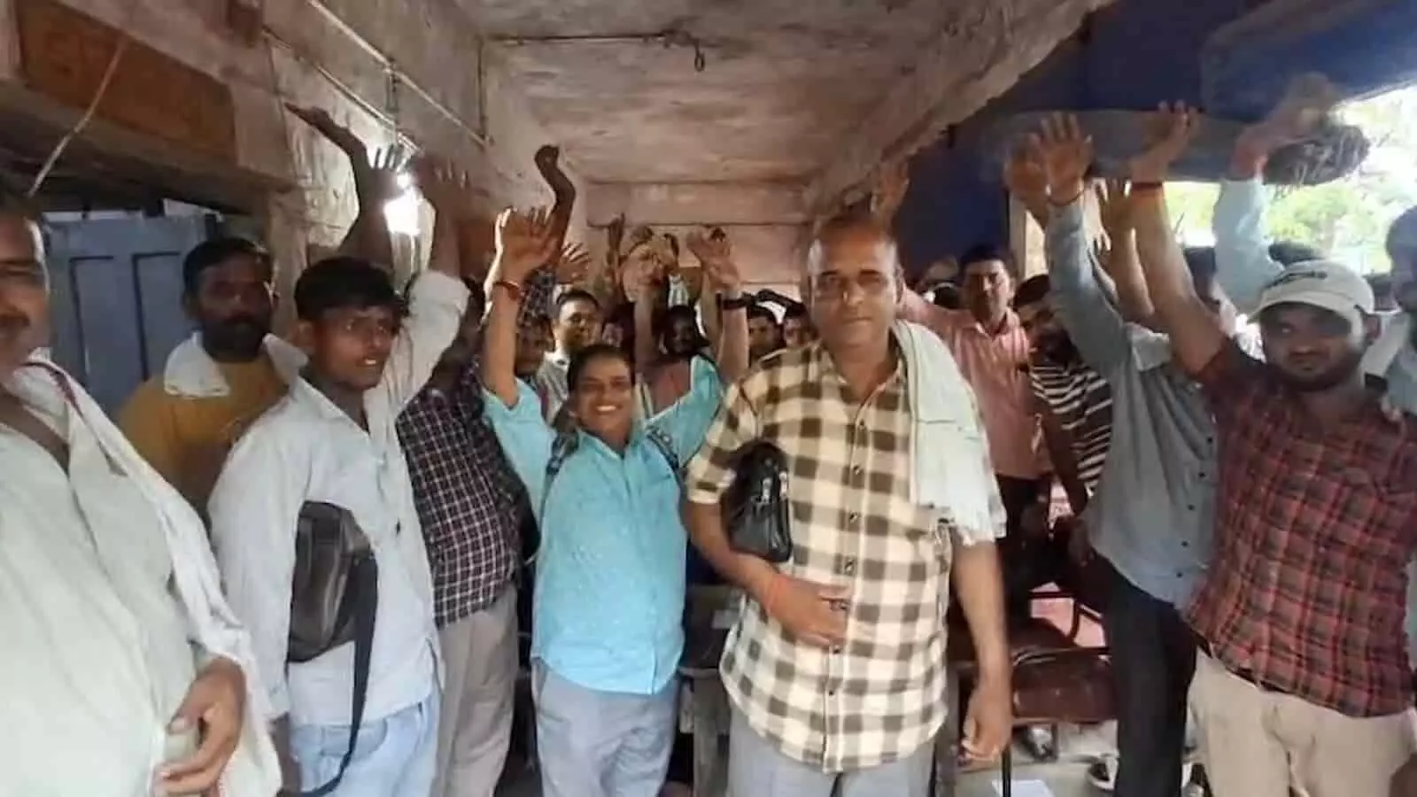 एटा रोडवेज वर्कशॉप में विरोध प्रदर्शन करते हुए कर्मचारी। एटा रोडवेज वर्कशॉप में विरोध प्रदर्शन करते हुए कर्मचारी।