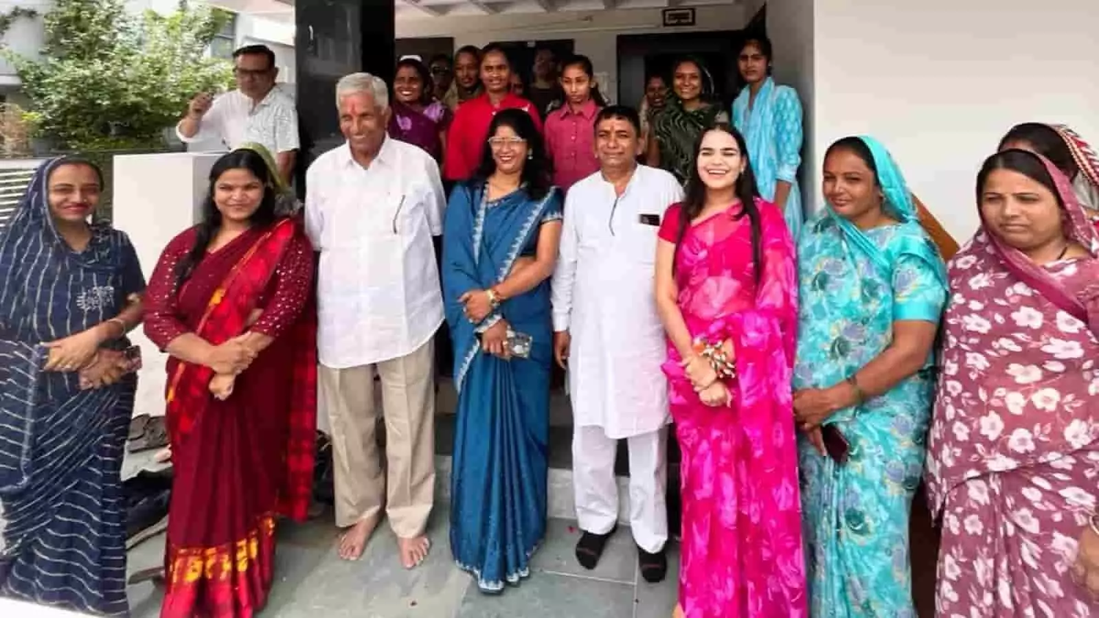 तस्वीर में ब्यावर में कांग्रेस नेताओं और महिला कांग्रेस की टीम एक साथ समूह में खड़ी है। तस्वीर में ब्यावर में कांग्रेस नेताओं और महिला कांग्रेस की टीम एक साथ समूह में खड़ी है।