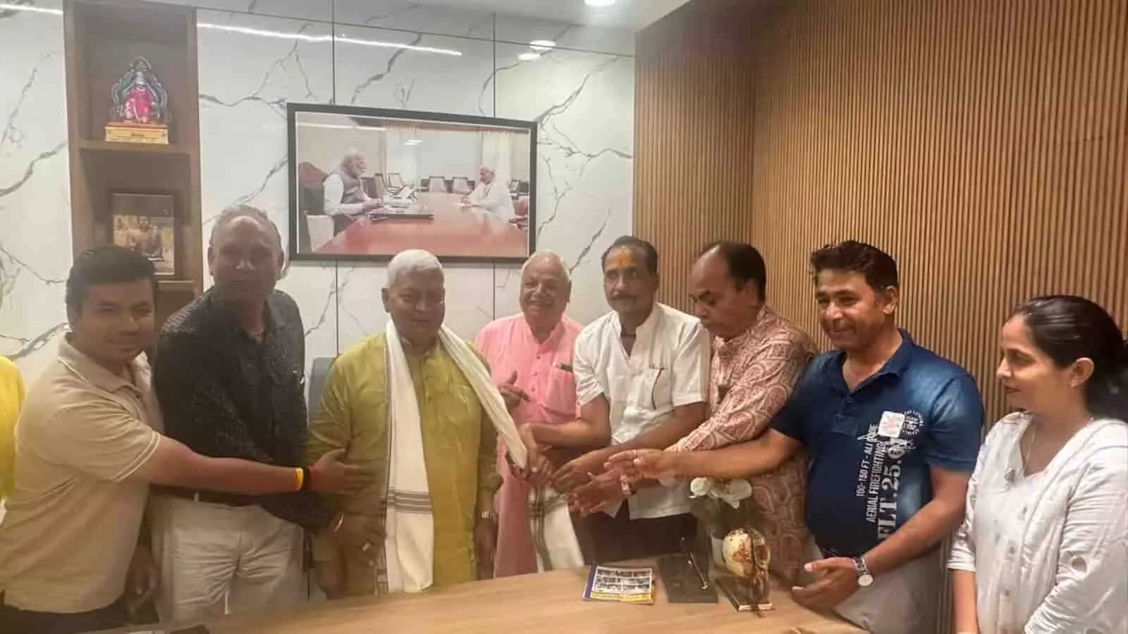 तस्वीर में सतत सेवा संस्थान के पदाधिकारी भीलवाड़ा सांसद दामोदर अग्रवाल का अभिनंदन कर रहे हैं। तस्वीर में सतत सेवा संस्थान के पदाधिकारी भीलवाड़ा सांसद दामोदर अग्रवाल का अभिनंदन कर रहे हैं।
