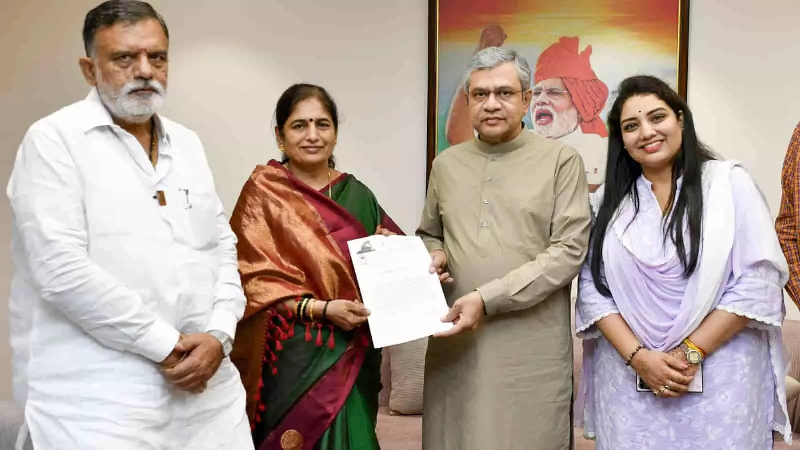 तस्वीर में जनप्रतिनिधि नई दिल्ली में केंद्रीय रेल मंत्री अश्विनी वैष्णव को ज्ञापन सौंपते दिख रहे हैं। तस्वीर में जनप्रतिनिधि नई दिल्ली में केंद्रीय रेल मंत्री अश्विनी वैष्णव को ज्ञापन सौंपते दिख रहे हैं।