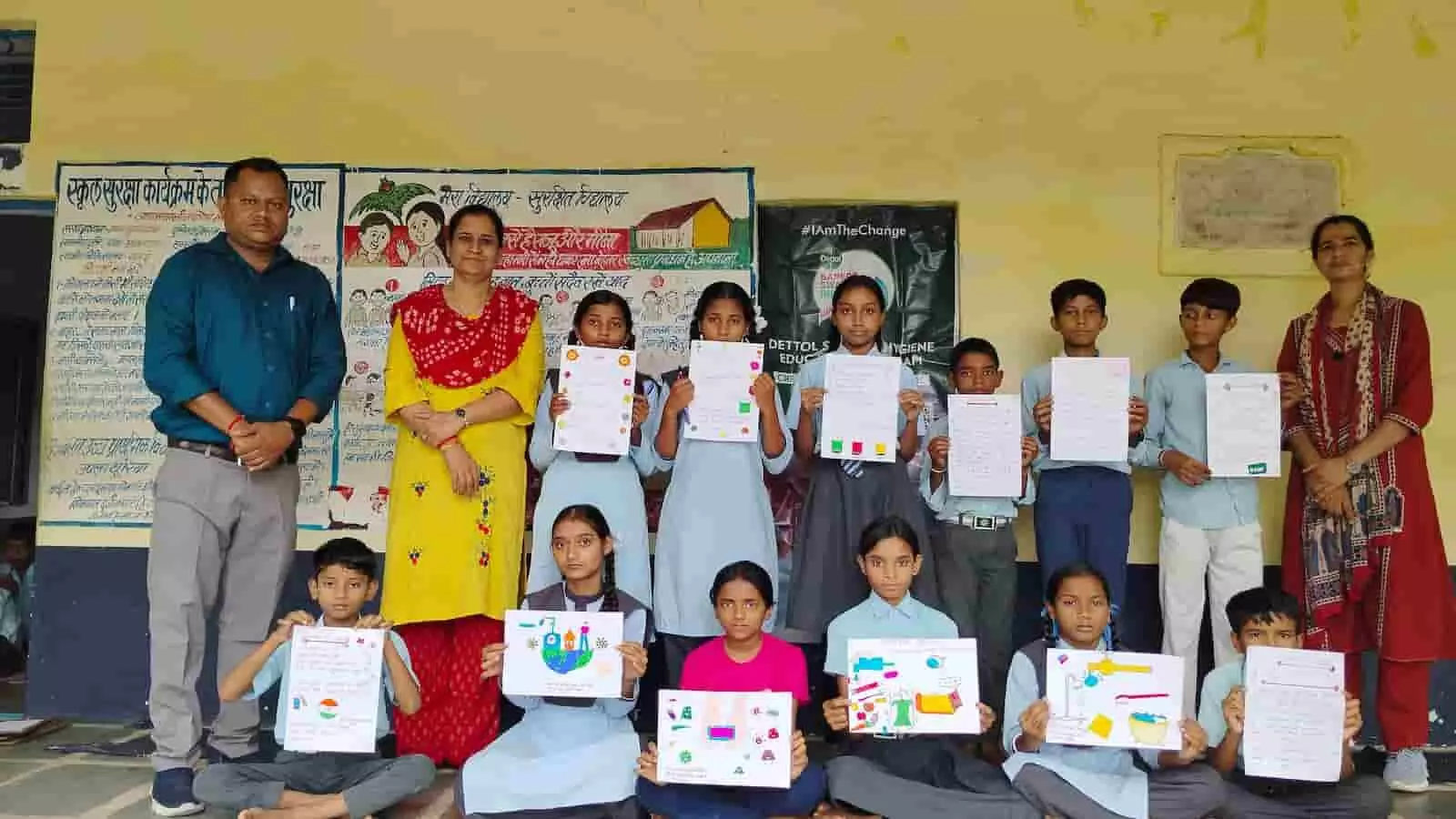 तस्वीर में महात्मा गांधी राजकीय विद्यालय के विद्यार्थी हाथ में पोस्टर लिए खड़े और बैठे हुए हैं। तस्वीर में महात्मा गांधी राजकीय विद्यालय के विद्यार्थी हाथ में पोस्टर लिए खड़े और बैठे हुए हैं।