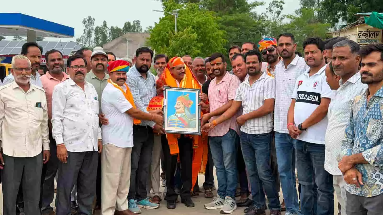 तस्वीर में झाड़ोल में करणी सेना के सदस्यों द्वारा भंवर सिंह पंवार का स्वागत किया जा रहा है। तस्वीर में झाड़ोल में करणी सेना के सदस्यों द्वारा भंवर सिंह पंवार का स्वागत किया जा रहा है।
