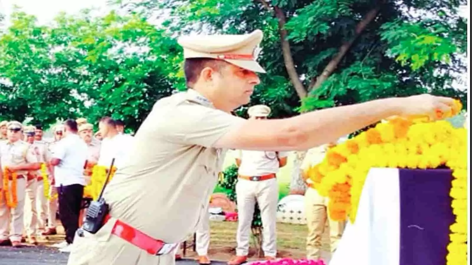 भीलवाड़ा पुलिस लाइन में पुलिस अधिकारी द्वारा पुष्पचक्र अर्पित करने का दृश्य। भीलवाड़ा पुलिस लाइन में पुलिस अधिकारी द्वारा पुष्पचक्र अर्पित करने का दृश्य।