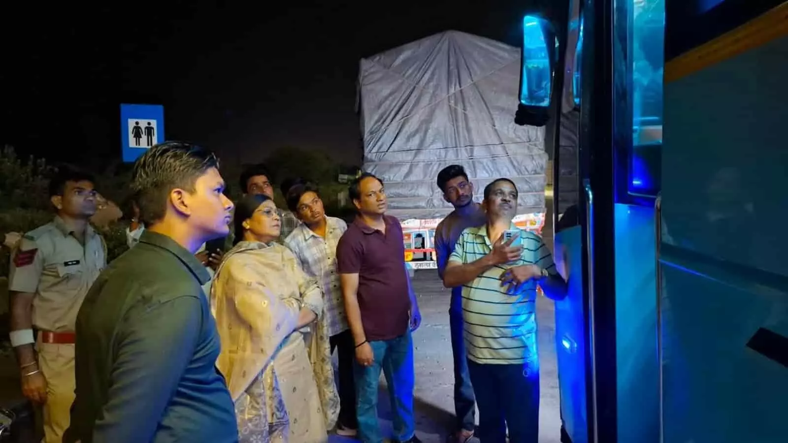 तस्वीर में मुजरास टोल प्लाजा पर बस की जांच करती हुई टीम और पुलिसकर्मी नजर आ रहे हैं। तस्वीर में मुजरास टोल प्लाजा पर बस की जांच करती हुई टीम और पुलिसकर्मी नजर आ रहे हैं।