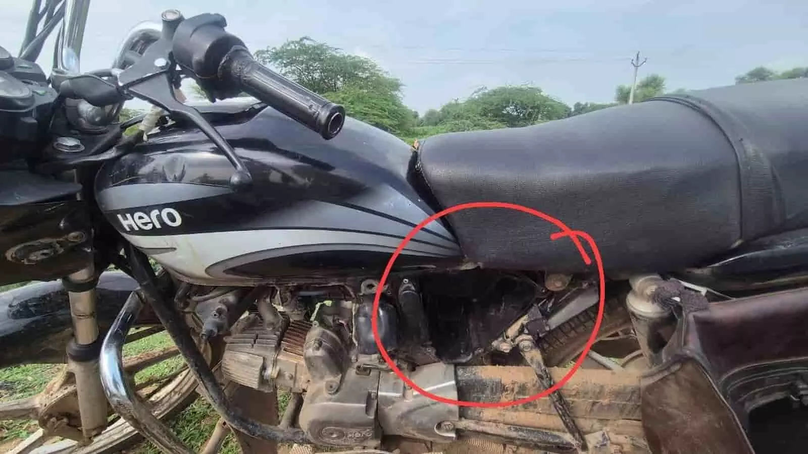 तस्वीर में गणेशपुरा के पास मोटरसाइकिल के गुप्त बॉक्स में अफीम छिपाकर तस्करी करने का दृश्य दिखाया गया है। तस्वीर में गणेशपुरा के पास मोटरसाइकिल के गुप्त बॉक्स में अफीम छिपाकर तस्करी करने का दृश्य दिखाया गया है।