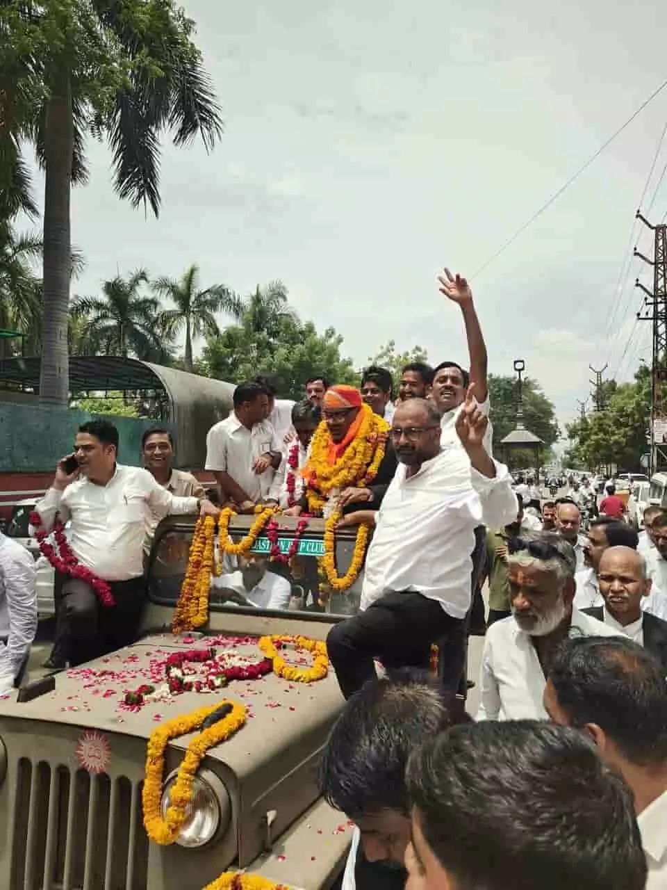 तस्वीर में वरिष्ठ अधिवक्ता सुरेशचंद्र श्रीमाली भीलवाड़ा में जीत के बाद जीप पर सवार होकर समर्थकों का अभिवादन स्वीकार कर रहे हैं। तस्वीर में वरिष्ठ अधिवक्ता सुरेशचंद्र श्रीमाली भीलवाड़ा में जीत के बाद जीप पर सवार होकर समर्थकों का अभिवादन स्वीकार कर रहे हैं।