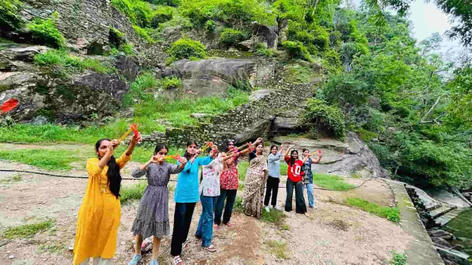 तस्वीर में महिलाएं और युवतियां राजसमंद की पहाड़ी के पास हाथों में गुलेल पकड़े दिख रही हैं। तस्वीर में महिलाएं और युवतियां राजसमंद की पहाड़ी के पास हाथों में गुलेल पकड़े दिख रही हैं।