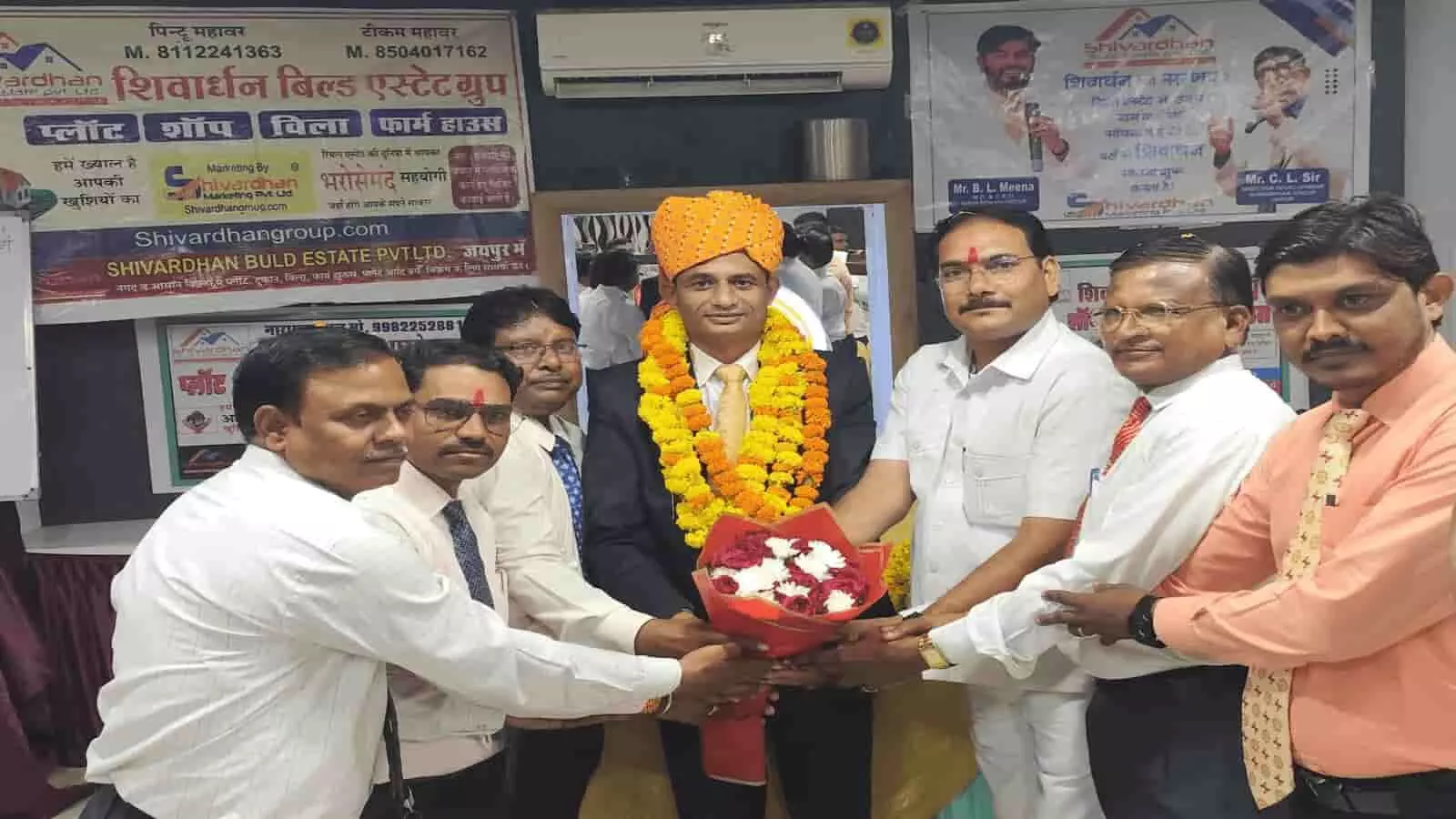 तस्वीर में शिवार्धन बिल्ड एस्टेट ग्रुप की बैठक के दौरान गंगापुर सिटी में सदस्यों द्वारा अतिथि का स्वागत किया जा रहा है। तस्वीर में शिवार्धन बिल्ड एस्टेट ग्रुप की बैठक के दौरान गंगापुर सिटी में सदस्यों द्वारा अतिथि का स्वागत किया जा रहा है।