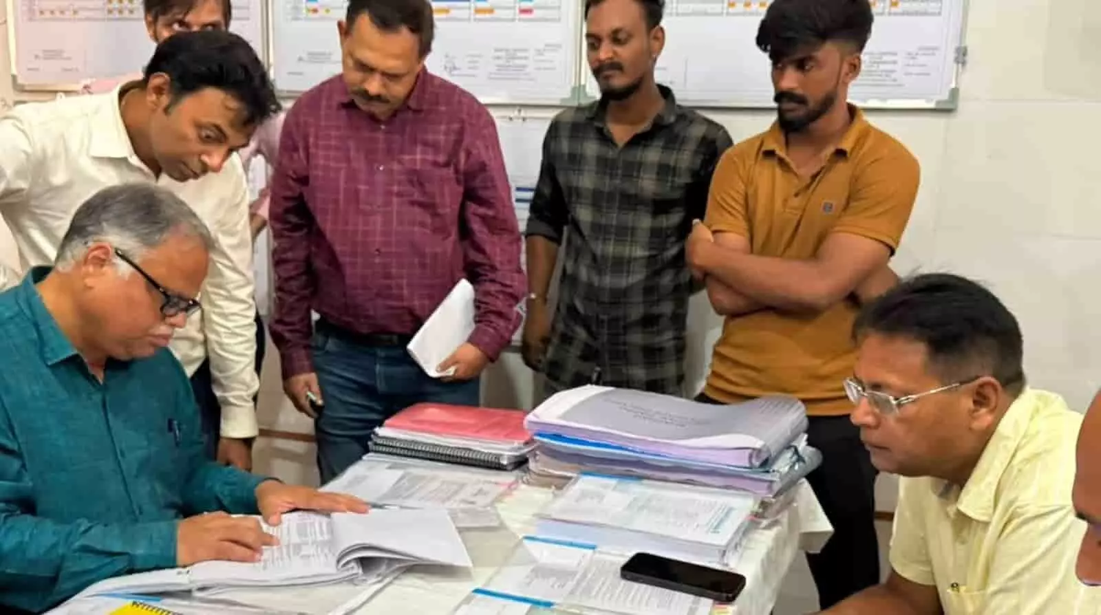 रेलवे अधिकारी कार्यालय में सामाख्याली-भचाऊ परियोजना से जुड़े दस्तावेजों की समीक्षा कर रहे हैं। रेलवे अधिकारी कार्यालय में सामाख्याली-भचाऊ परियोजना से जुड़े दस्तावेजों की समीक्षा कर रहे हैं।