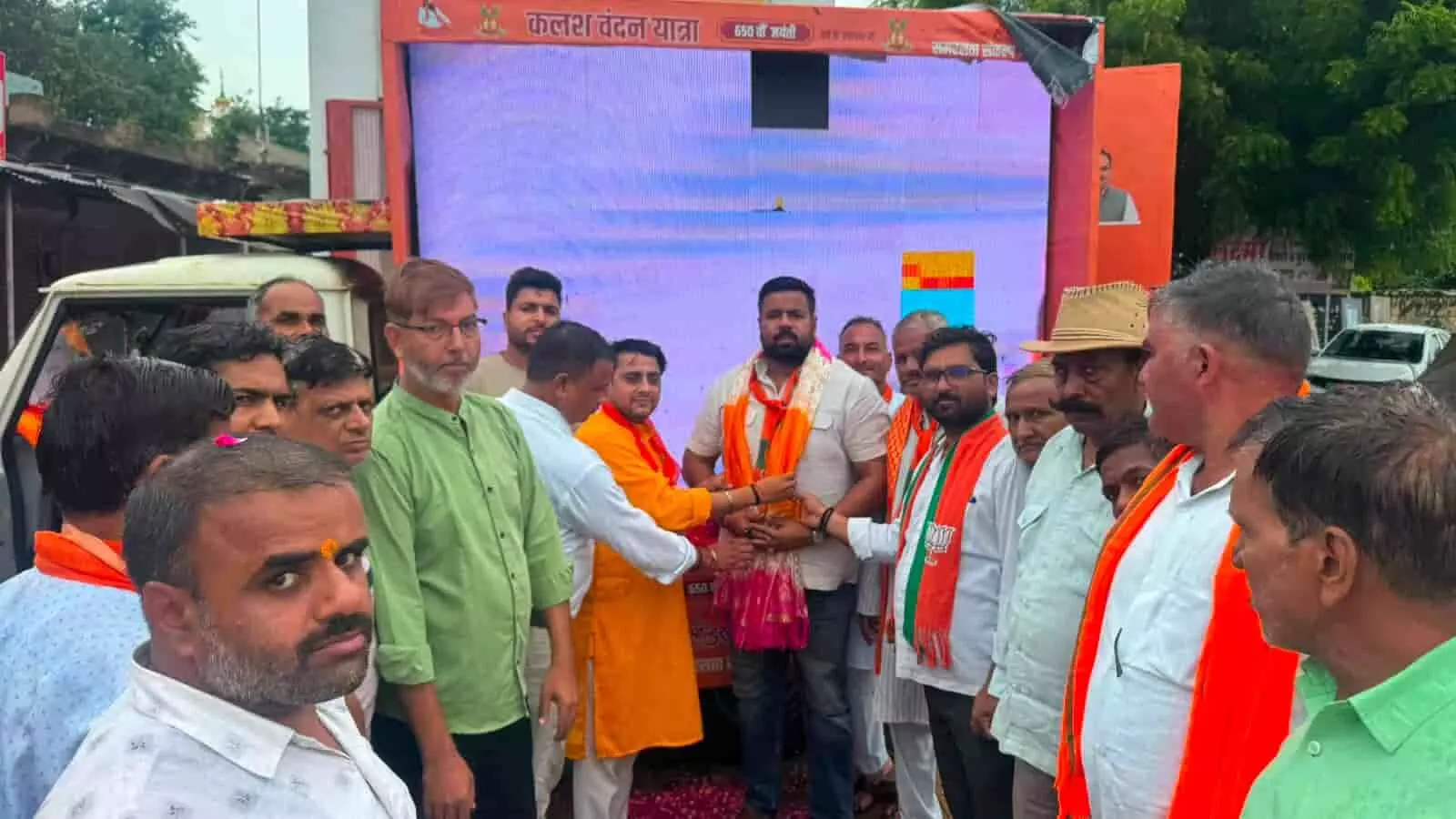 भुसावर में संत रविदास जयंती पर कलश यात्रा के स्वागत में एकत्र भाजपा कार्यकर्ता। भुसावर में संत रविदास जयंती पर कलश यात्रा के स्वागत में एकत्र भाजपा कार्यकर्ता।