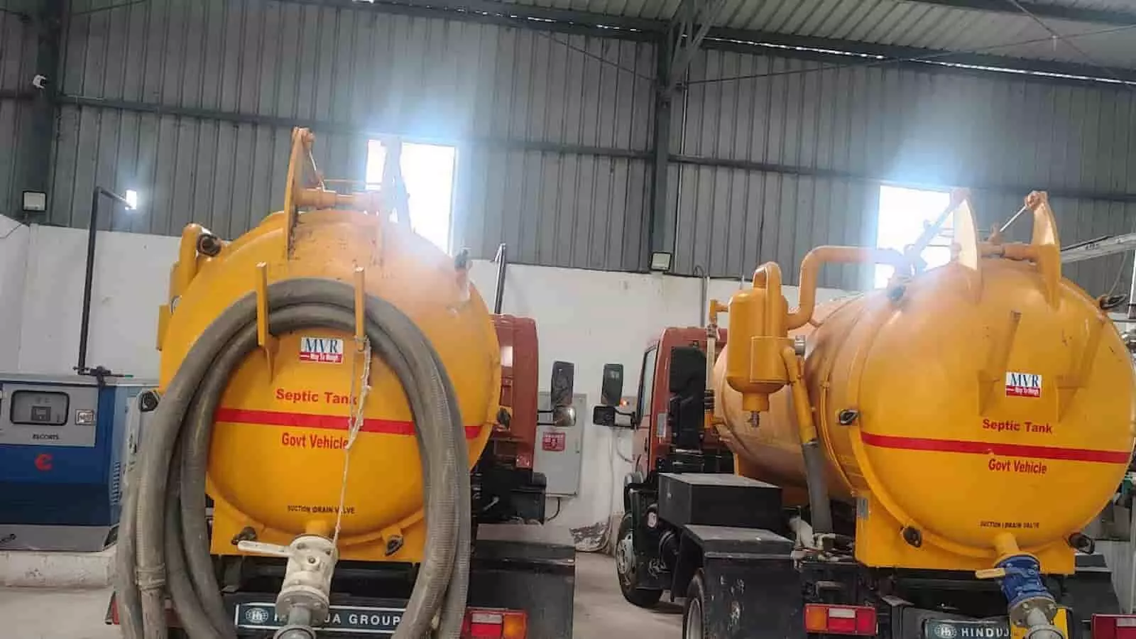 तस्वीर में भुसावर में सेप्टिक टैंक सफाई के लिए दो पीले सरकारी वाहन खड़े दिख रहे हैं. तस्वीर में भुसावर में सेप्टिक टैंक सफाई के लिए दो पीले सरकारी वाहन खड़े दिख रहे हैं.