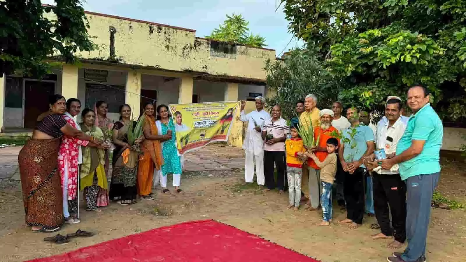 तस्वीर में महिला पतंजलि योग समिति के सदस्य मोहन नगर गर्ल्स स्कूल में औषधीय पौधों के साथ खड़े हैं। तस्वीर में महिला पतंजलि योग समिति के सदस्य मोहन नगर गर्ल्स स्कूल में औषधीय पौधों के साथ खड़े हैं।