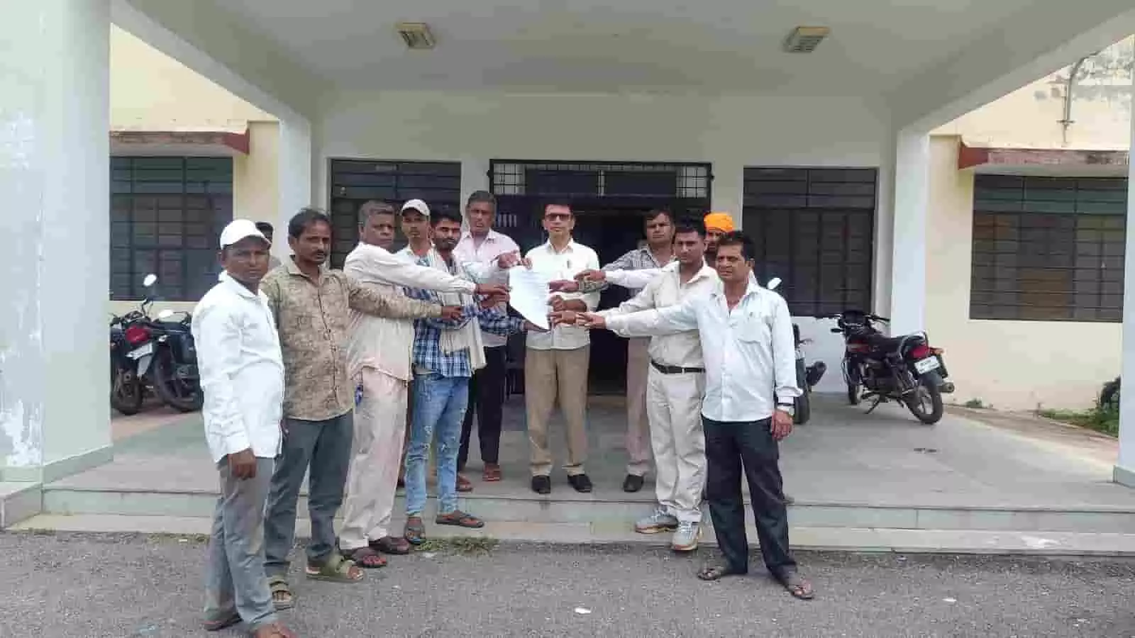 तस्वीर में नयागांव तहसीलदार कार्यालय के बाहर ज्ञापन सौंपते हुए ग्रामीण नजर आ रहे हैं। तस्वीर में नयागांव तहसीलदार कार्यालय के बाहर ज्ञापन सौंपते हुए ग्रामीण नजर आ रहे हैं।
