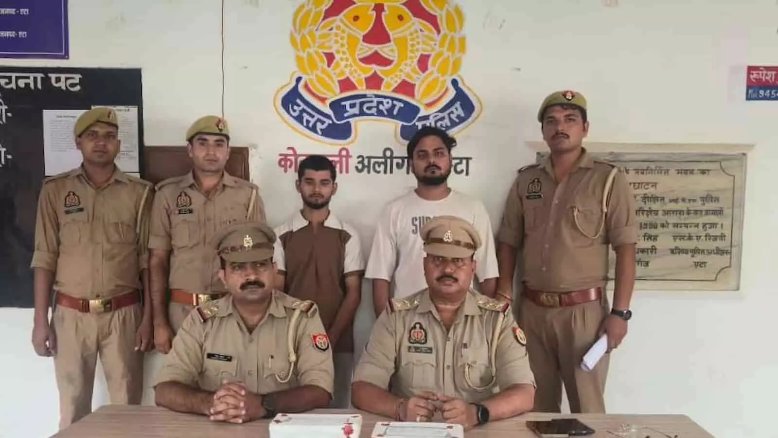 तस्वीर में अलीगंज थाने के भीतर पुलिसकर्मी और गिरफ्तार आरोपी खड़े दिखाई दे रहे हैं। तस्वीर में अलीगंज थाने के भीतर पुलिसकर्मी और गिरफ्तार आरोपी खड़े दिखाई दे रहे हैं।