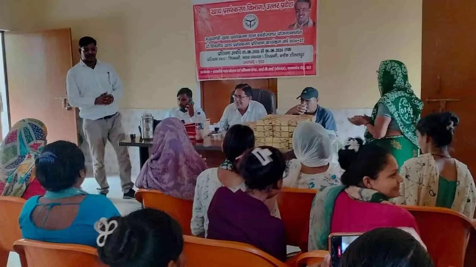 एटा में आयोजित खाद्य प्रसंस्करण प्रशिक्षण कार्यक्रम में बैठे ग्रामीण प्रतिभागी और अधिकारी। एटा में आयोजित खाद्य प्रसंस्करण प्रशिक्षण कार्यक्रम में बैठे ग्रामीण प्रतिभागी और अधिकारी।