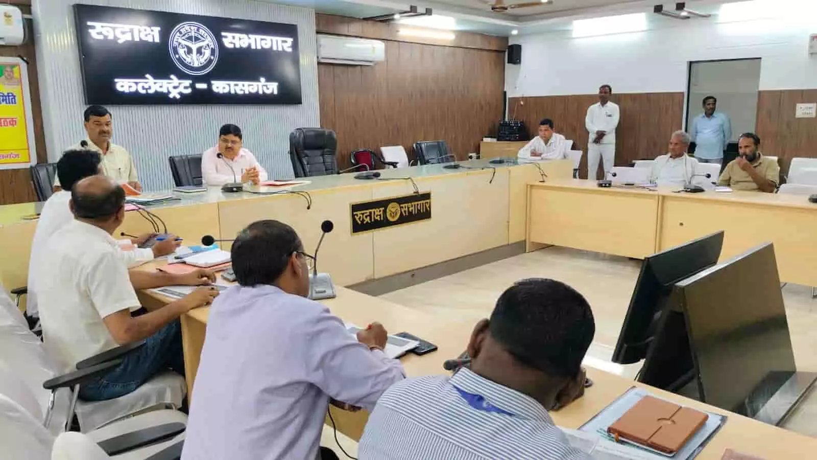 कासगंज कलक्ट्रेट सभागार में अधिकारियों की बैठक में उपस्थित प्रशासनिक अधिकारी और अन्य लोग। कासगंज कलक्ट्रेट सभागार में अधिकारियों की बैठक में उपस्थित प्रशासनिक अधिकारी और अन्य लोग।