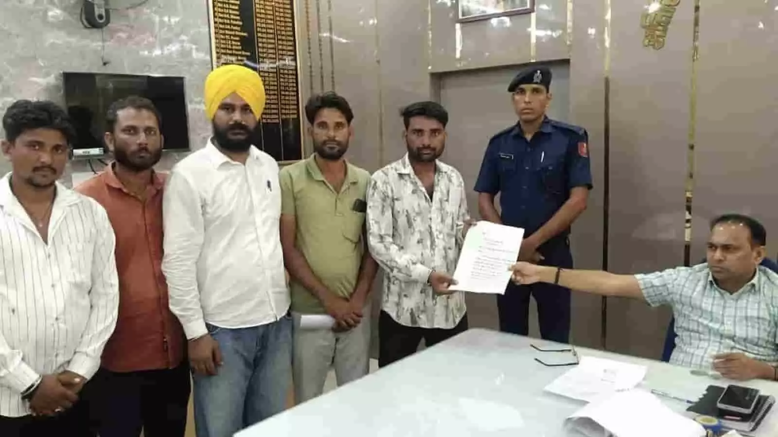 तस्वीर में ग्रामीण एडीएम कार्यालय में सड़क निर्माण की मांग का ज्ञापन सौंप रहे हैं। तस्वीर में ग्रामीण एडीएम कार्यालय में सड़क निर्माण की मांग का ज्ञापन सौंप रहे हैं।