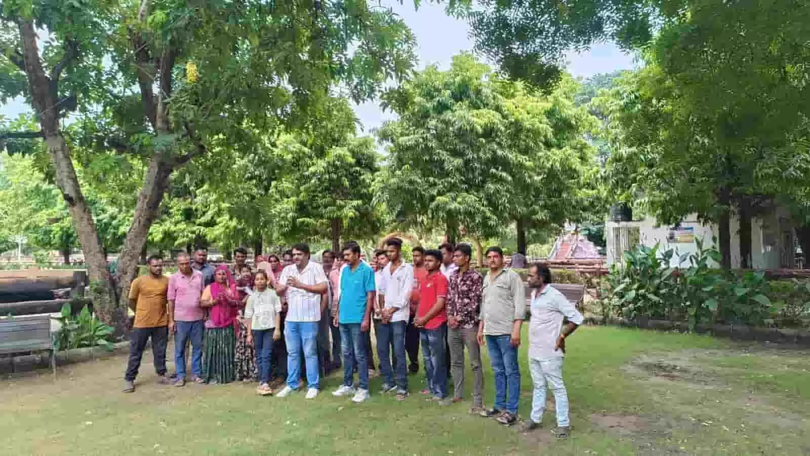 तस्वीर में भीलवाड़ा में पुर रोड की कार्रवाई के विरोध में खड़े स्थानीय लोग। तस्वीर में भीलवाड़ा में पुर रोड की कार्रवाई के विरोध में खड़े स्थानीय लोग।