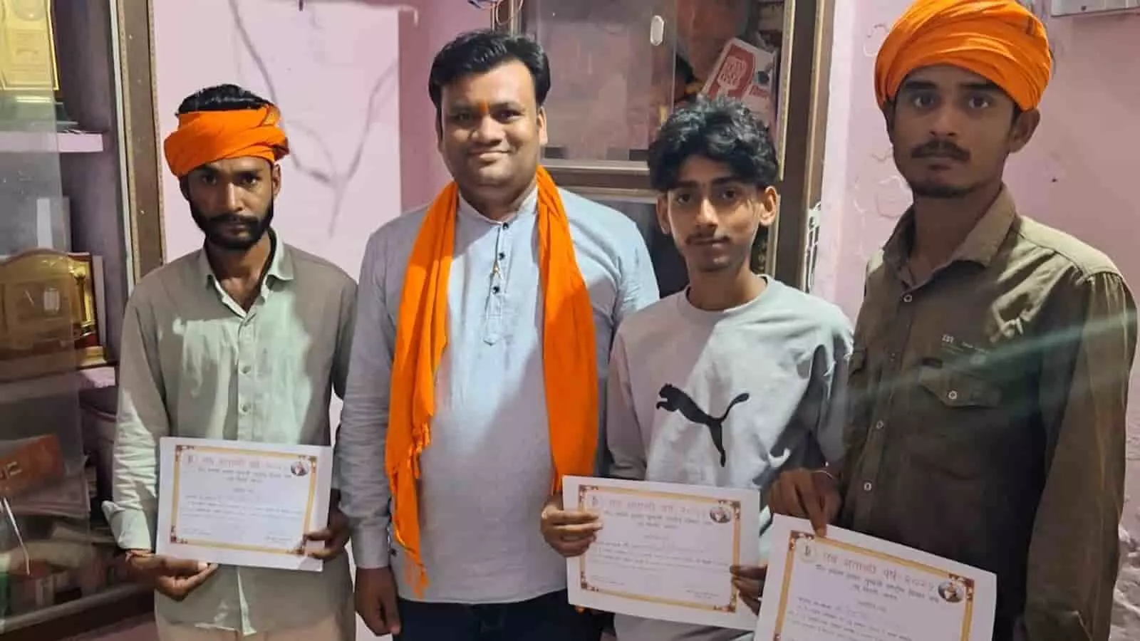गंगापुर सिटी में राहुल गोयल और गौ रक्षा दल के कार्यकर्ता प्रशस्ति पत्र दिखाते हुए। गंगापुर सिटी में राहुल गोयल और गौ रक्षा दल के कार्यकर्ता प्रशस्ति पत्र दिखाते हुए।
