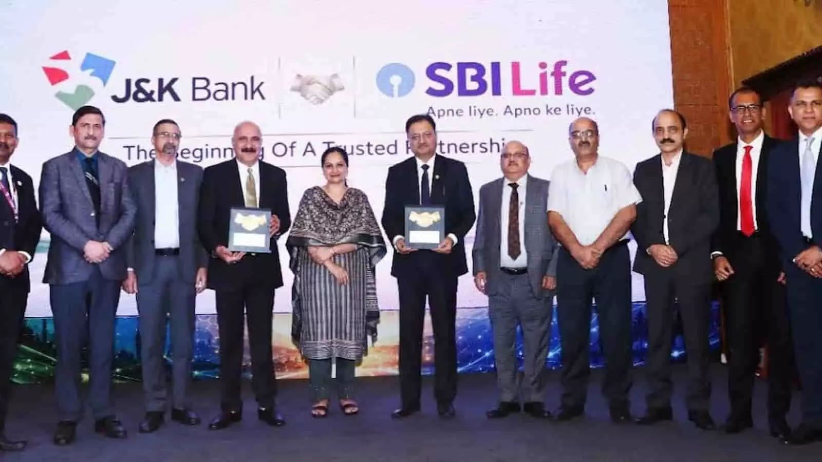 एसबीआई लाइफ और जेएंडके बैंक की बड़ी साझेदारी, 1,000 से अधिक शाखाओं में मिलेंगे जीवन बीमा समाधान एसबीआई लाइफ और जेएंडके बैंक की बड़ी साझेदारी, 1,000 से अधिक शाखाओं में मिलेंगे जीवन बीमा समाधान