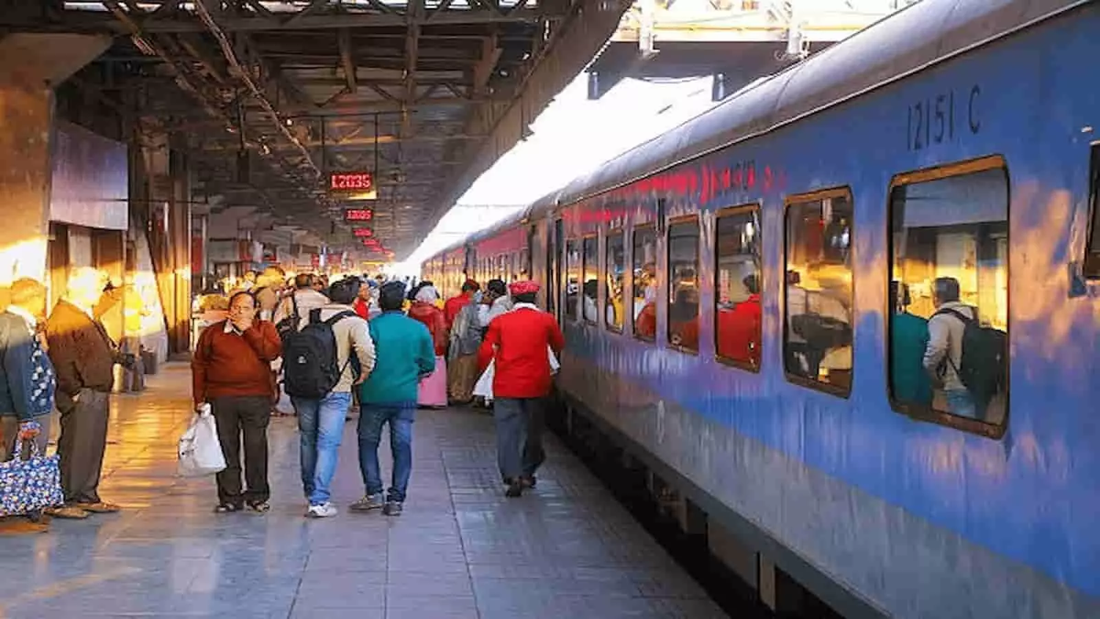 तस्वीर में यात्री ट्रेन के पास प्लेटफॉर्म पर खड़े लोग दिखाई दे रहे हैं। तस्वीर में यात्री ट्रेन के पास प्लेटफॉर्म पर खड़े लोग दिखाई दे रहे हैं।