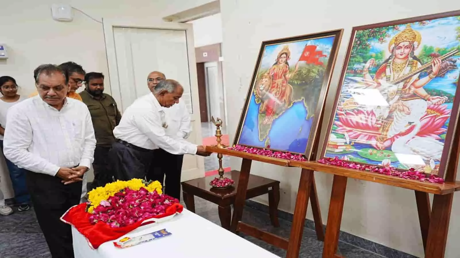 तस्वीर में अतिथि राजस्थान केंद्रीय विश्वविद्यालय परिसर में आयोजित कार्यक्रम के दौरान दीप प्रज्वलित कर रहे हैं। तस्वीर में अतिथि राजस्थान केंद्रीय विश्वविद्यालय परिसर में आयोजित कार्यक्रम के दौरान दीप प्रज्वलित कर रहे हैं।