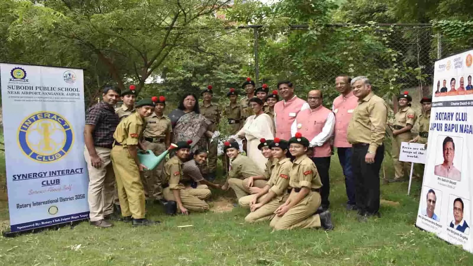 सुबोध पब्लिक स्कूल परिसर में पौधे लगाते हुए विद्यार्थी और अतिथिगण। सुबोध पब्लिक स्कूल परिसर में पौधे लगाते हुए विद्यार्थी और अतिथिगण।