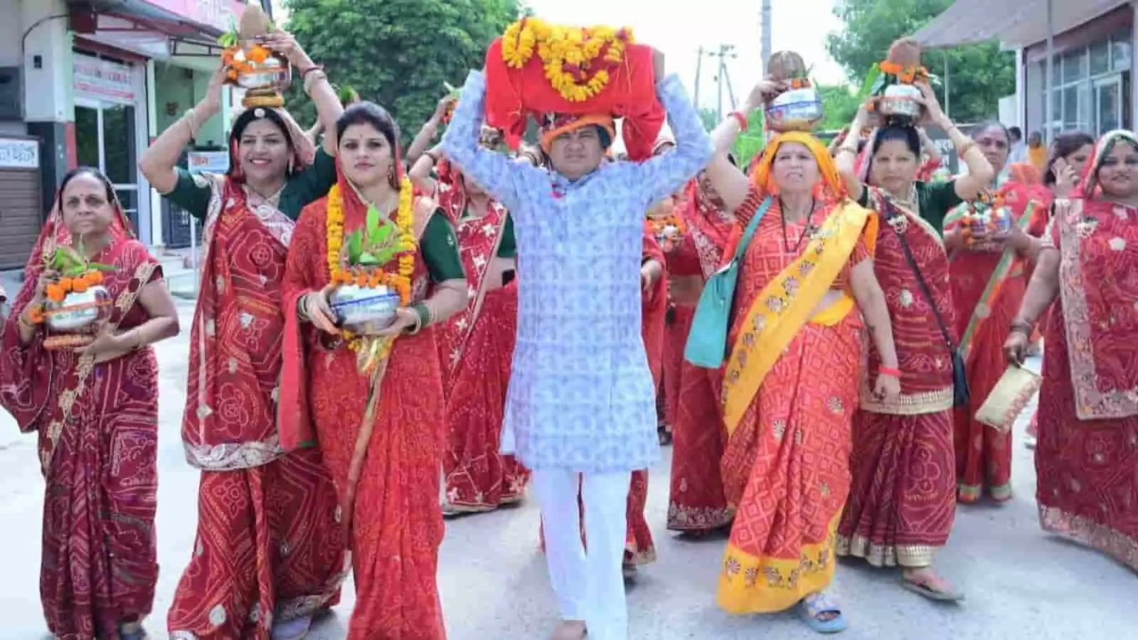 अजमेर रोड पर शिव महापुराण कथा के शुभारंभ पर कलश यात्रा में पारंपरिक वेशभूषा में शामिल महिलाएं और श्रद्धालु। अजमेर रोड पर शिव महापुराण कथा के शुभारंभ पर कलश यात्रा में पारंपरिक वेशभूषा में शामिल महिलाएं और श्रद्धालु।