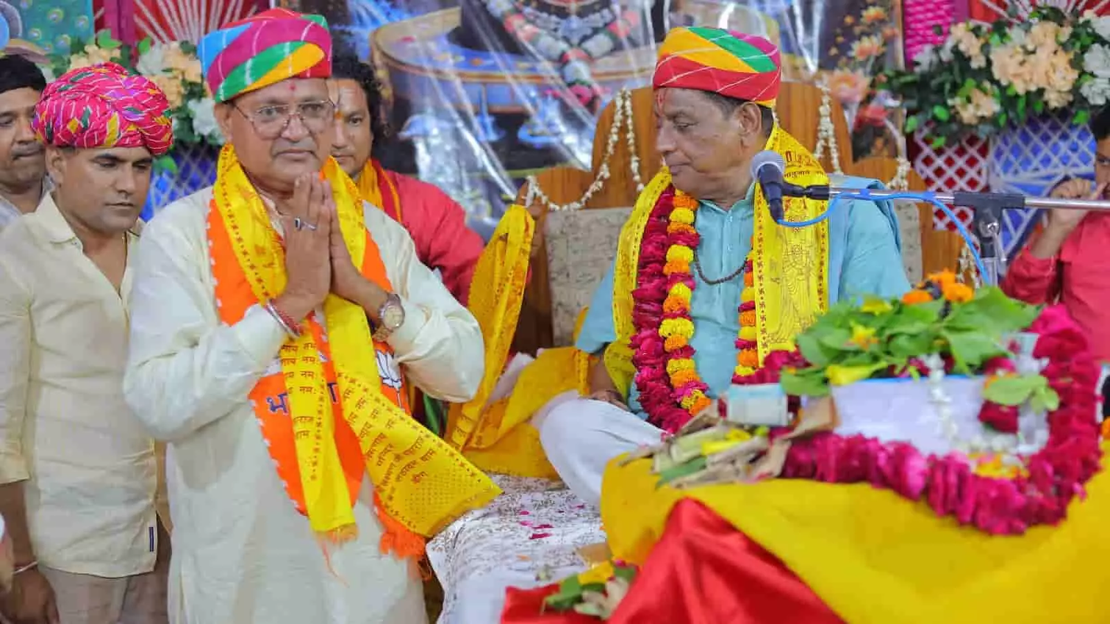 तस्वीर में लक्ष्मण मंदिर में आयोजित शिव महापुराण कथा के दौरान व्यासपीठ पर बैठे पंडित पाराशर और हाथ जोड़े खड़े श्रद्धालु दिख रहे हैं। तस्वीर में लक्ष्मण मंदिर में आयोजित शिव महापुराण कथा के दौरान व्यासपीठ पर बैठे पंडित पाराशर और हाथ जोड़े खड़े श्रद्धालु दिख रहे हैं।