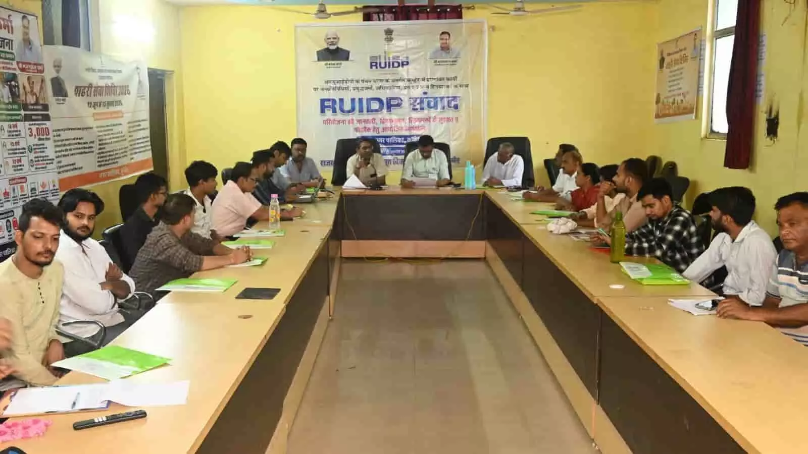 तस्वीर में कुम्हेर नगर पालिका सभागार में आयोजित आरयूआईडीपी संवाद बैठक में बैठे अधिकारी और लोग दिखाई दे रहे हैं। तस्वीर में कुम्हेर नगर पालिका सभागार में आयोजित आरयूआईडीपी संवाद बैठक में बैठे अधिकारी और लोग दिखाई दे रहे हैं।
