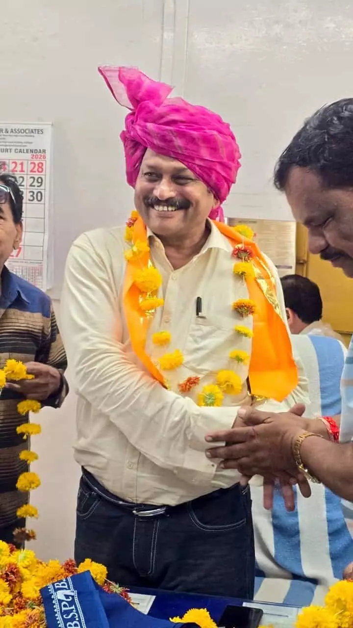 तस्वीर में एडवोकेट जगदीश चंद्र पाल गुलाबी साफा और गेंदे के फूलों की माला पहने हुए नजर आ रहे हैं। तस्वीर में एडवोकेट जगदीश चंद्र पाल गुलाबी साफा और गेंदे के फूलों की माला पहने हुए नजर आ रहे हैं।