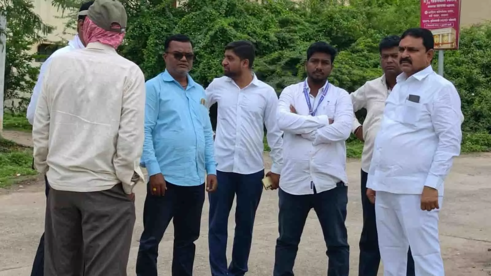 स्टेडियम परिसर में खड़े अधिकारी और जनप्रतिनिधि निरीक्षण करते हुए दिख रहे हैं। स्टेडियम परिसर में खड़े अधिकारी और जनप्रतिनिधि निरीक्षण करते हुए दिख रहे हैं।