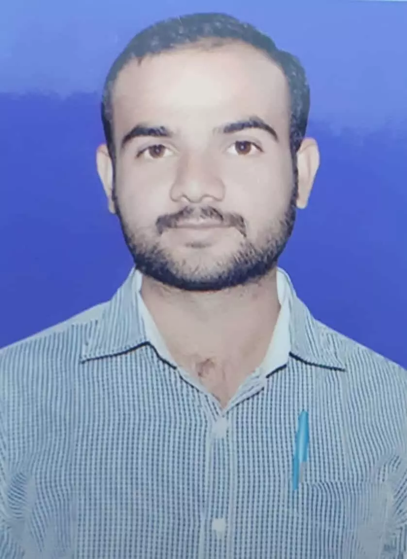 तस्वीर में नीले बैकग्राउंड के सामने गंगापुर नगरपालिका के ईओ भानुप्रताप सिंह दिखाई दे रहे हैं। तस्वीर में नीले बैकग्राउंड के सामने गंगापुर नगरपालिका के ईओ भानुप्रताप सिंह दिखाई दे रहे हैं।